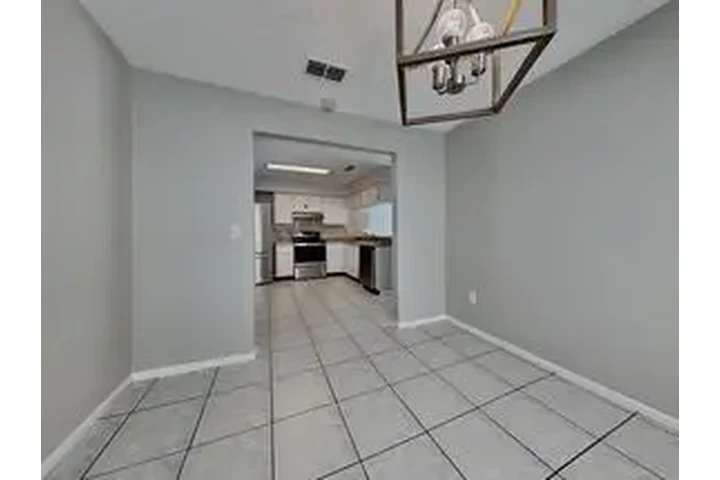 $2010 : luxury house for rent image 3