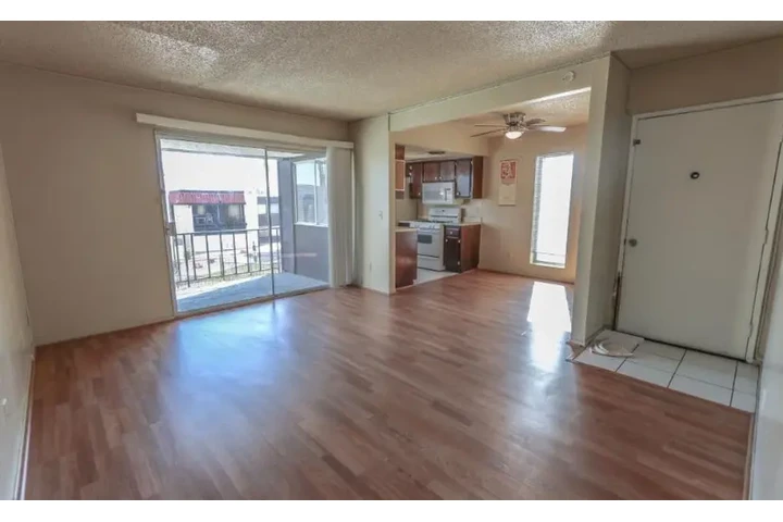 $1250 : Beautiful 3bed Apt in LV image 3