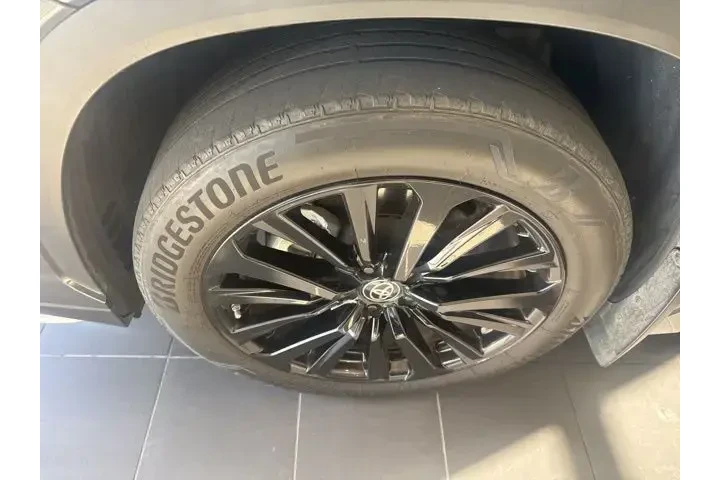 $39986 : Toyota Highlander 2024 LE 4d image 2