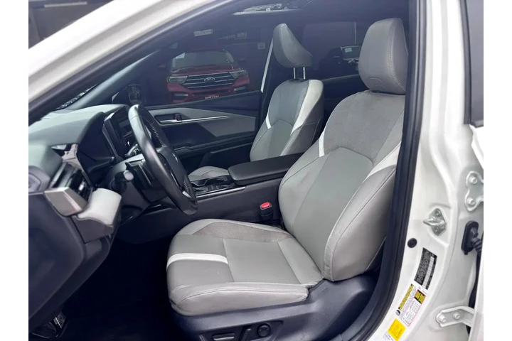 2025 Camry SE image 7