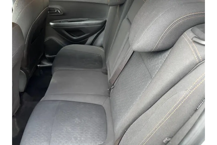 $9400 : 2018 Trax LS image 8