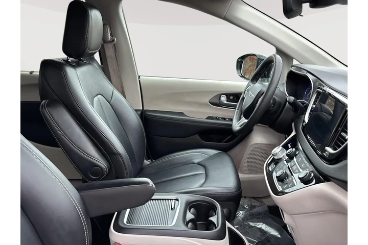 $26993 : 2024 Pacifica Touring L image 5