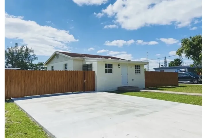 $1050 : stylish Remodeled  home image 1