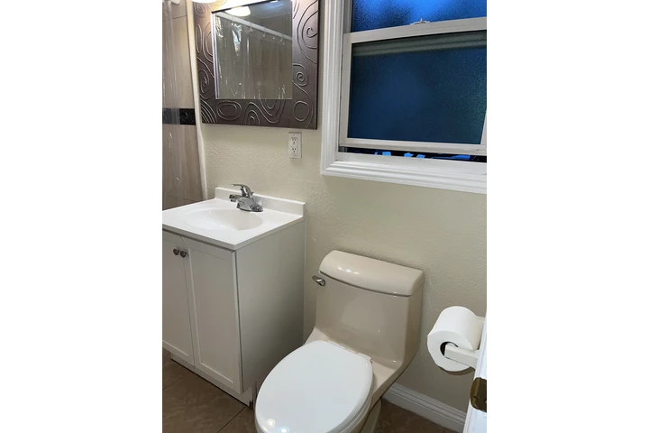 $1200 : Se Renta Cuarto con Baño priv. image 2