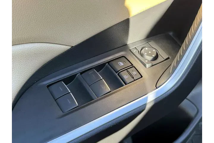 $29999 : Toyota RAV4 2024 AWD XLE 4dr image 9