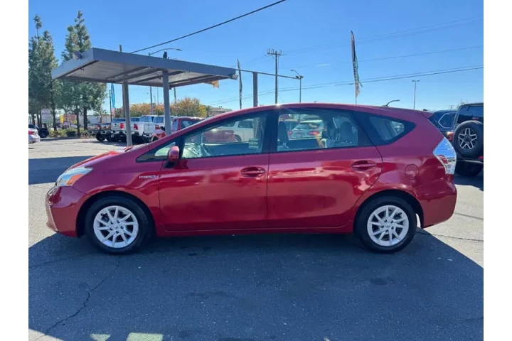 $12998 : 2014 Prius v Five image 10