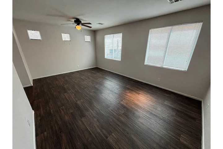 $1940 : This spacious home features la image 5
