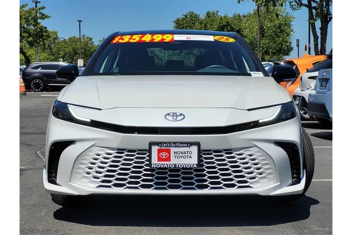$32899 : Gold Certified2025 Camry XSE image 2