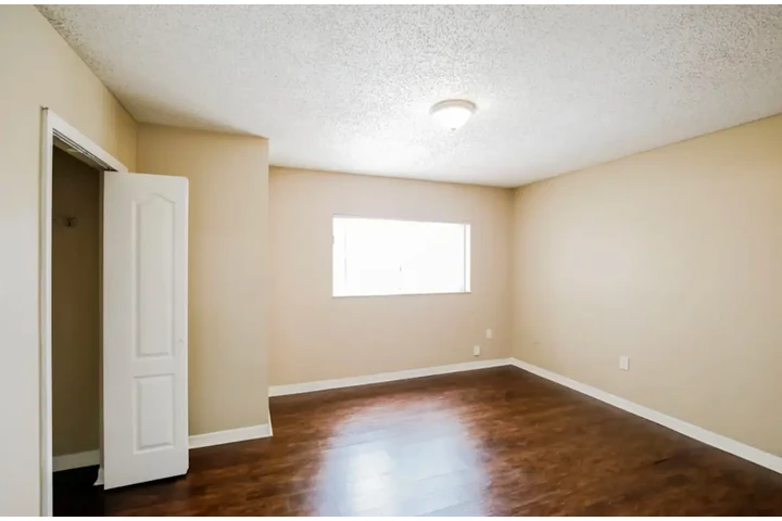 $2500 : 3 bedroom home in Miami image 4