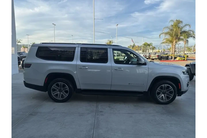 $39104 : Jeep Wagoneer L 2024 4x4 Ser image 9