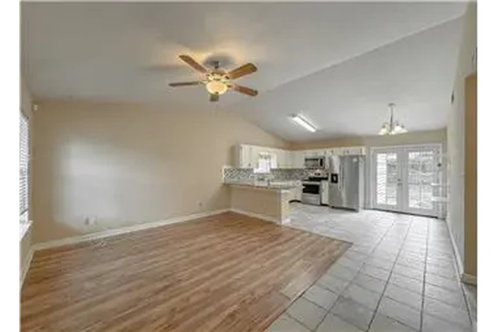 $800 : Rental property with 2 bedro image 5