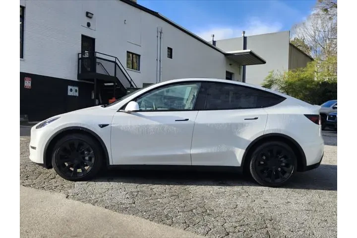 $31993 : Tesla Model Y 2023 AWD Long image 3