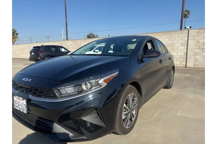 $18649 : Kia Forte 2023 LXS 4dr Sedan image 1