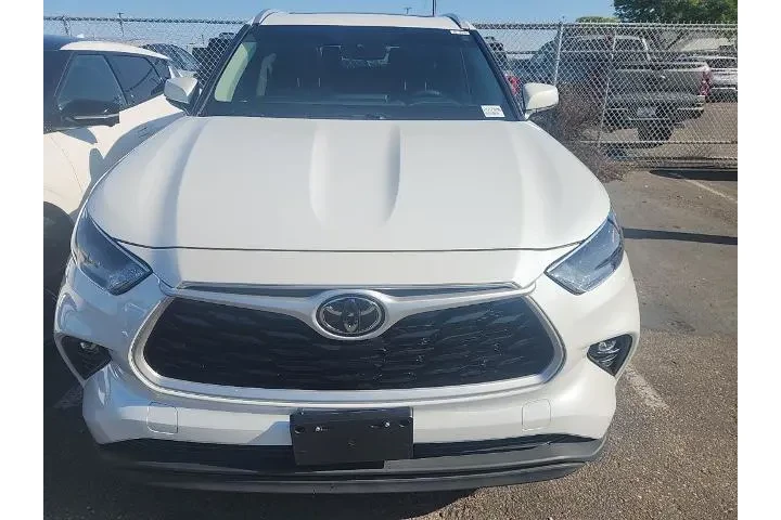 $38991 : Toyota Highlander 2023 LE 4d image 2