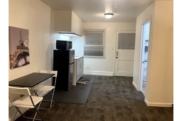 $1000 : Studio and 1-Bathroom image 5