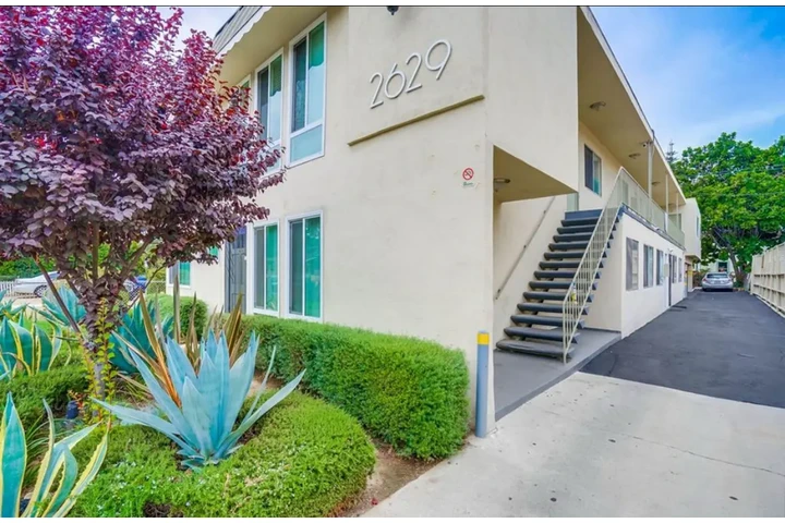 $2300 : 3 Bedroom Apt in West Adams image 1