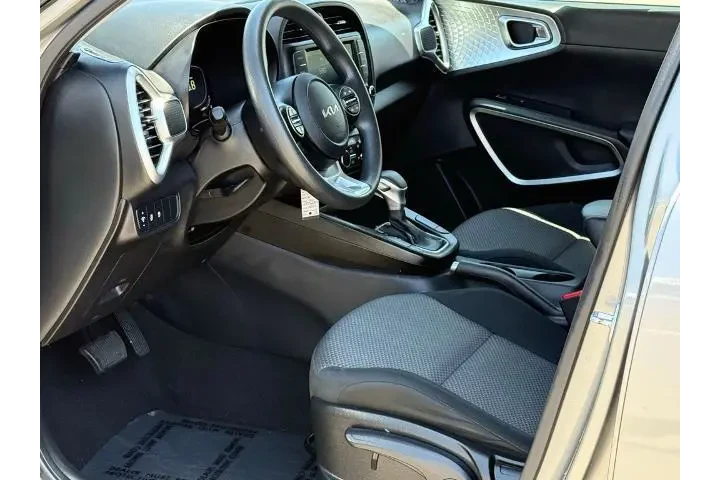 $15989 : Kia Soul 2023 S 4dr Crossove image 5