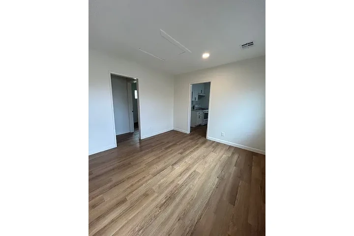 $950 : Rent1bed 1bath home in Compton image 1