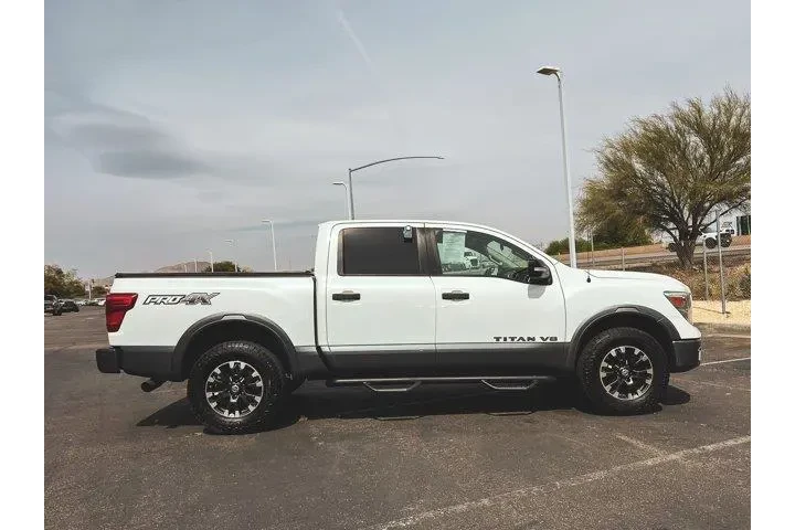 $23777 : Nissan Titan 2018 4x4 PRO-4X image 2