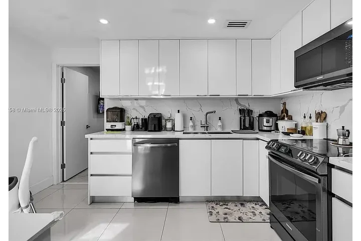 $2560 : HOUSE AVAILABLE IN MIAMI FL image 9