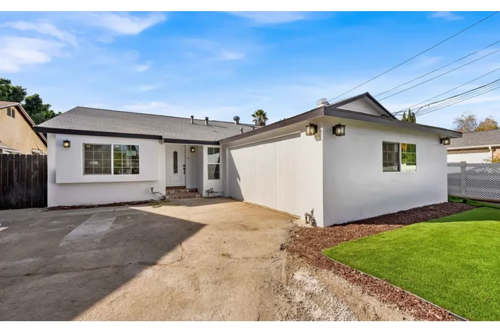 $2450 : 3Bed 2Bath Home In South Gate image 1