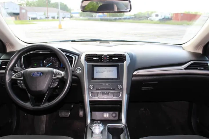 2019 Fusion Hybrid SE image 8