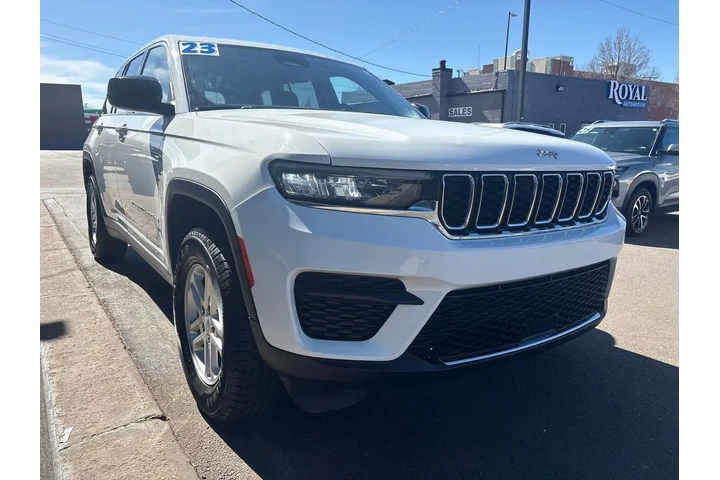$30995 : 2023 Grand Cherokee Laredo 4x4 image 3