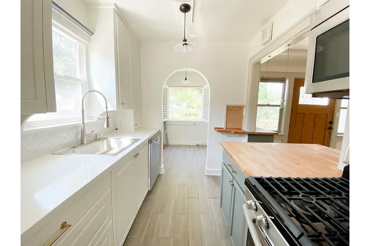 $1175 : Santa Ana Available 2 & 1 image 9
