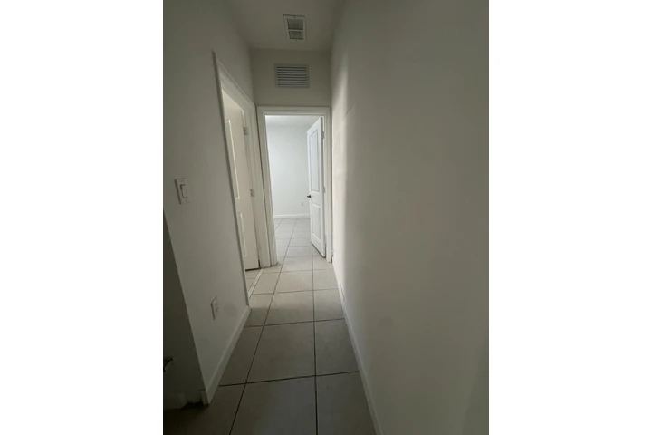 $1550 : Miami in great location image 4