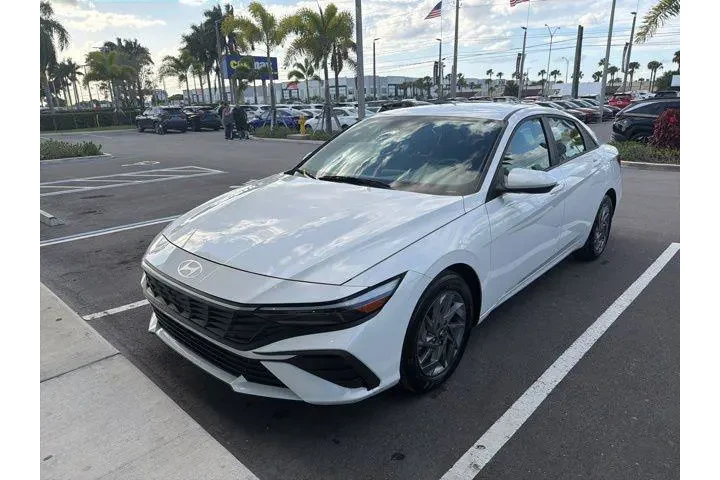 $19811 : Hyundai ELANTRA 2024 SEL 4dr image 2