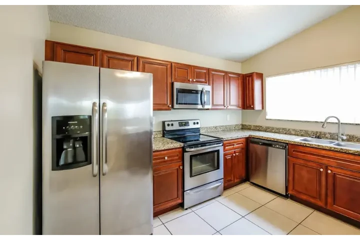 $2400 : 3 Bed 2 bath Home in south LA image 4