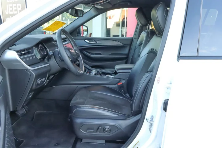 $35988 : 2023 Grand Cherokee L Altitud image 7