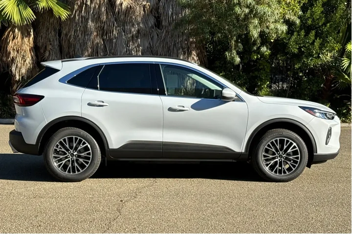Ford Escape Plug-In Hybrid 2 image 2