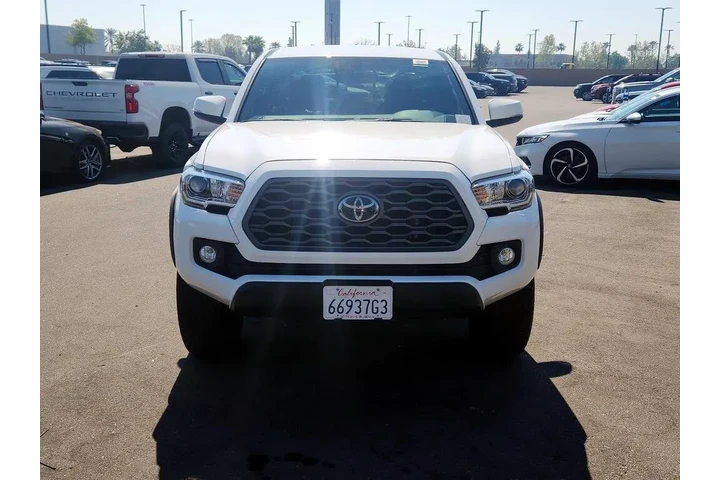 $31998 : Toyota Tacoma 2021 4x2 TRD O image 2