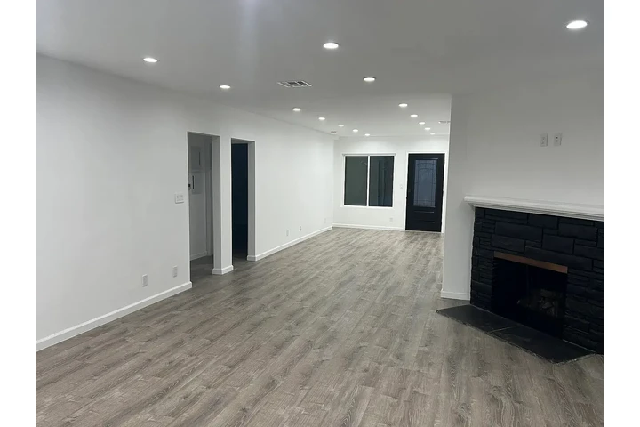 $1200 : Fully renovated single-family image 4