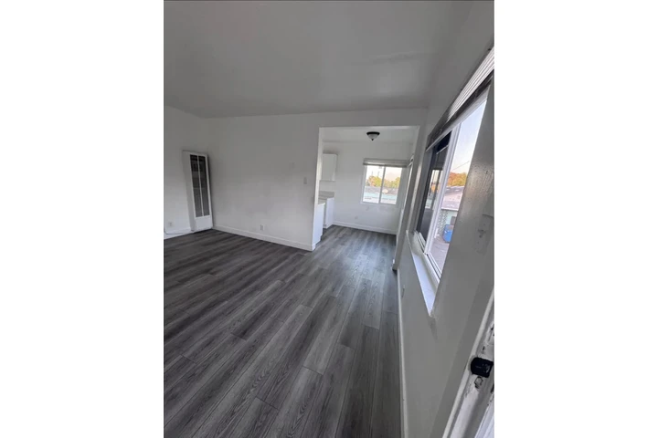 $1950 : 1 bedroom 1 bathroom BELL CA image 2