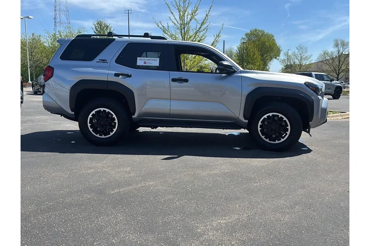 $53588 : Gold Certified 2025 4Runner T image 10