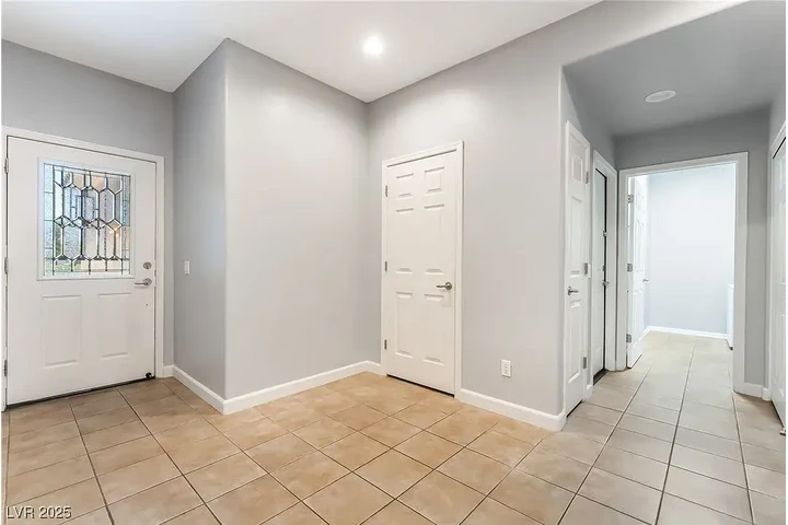 $1000 : fully upgraded, spacious home image 4