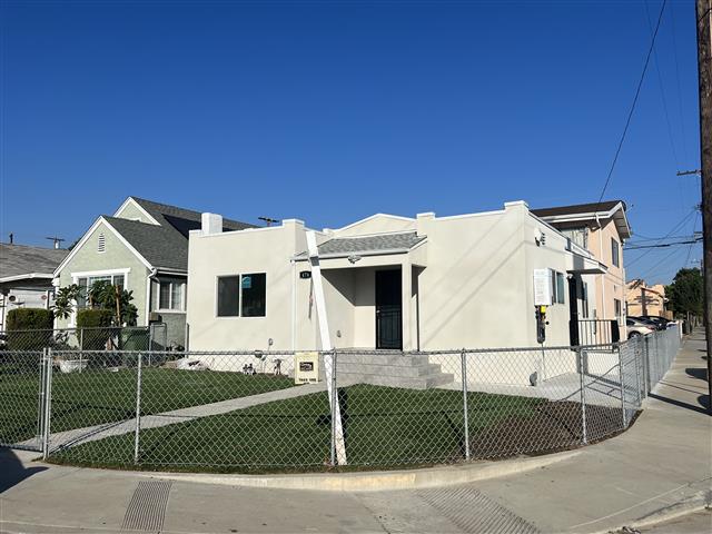 $3000 : 3 bedroom/2 bath East LA house image 1