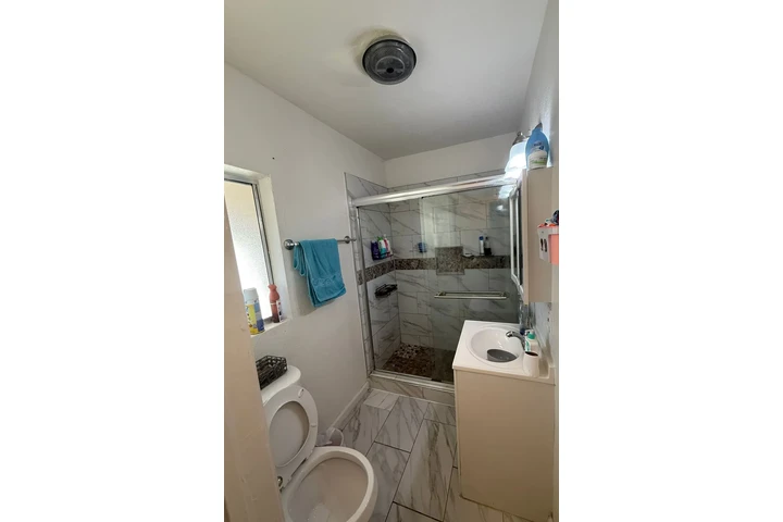 $500 : 743 S berendo street 90005 image 2