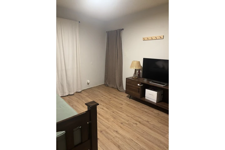 $1000 : Rento cuarto image 3