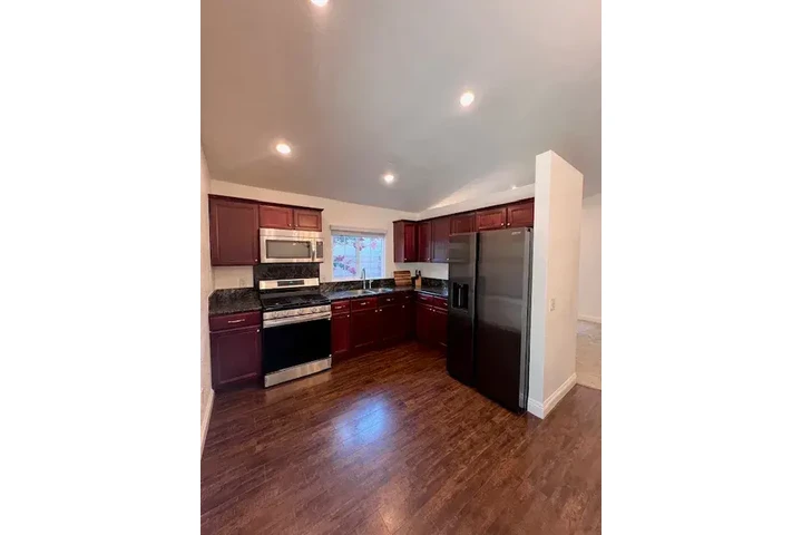 $1250 : Fontana - SINGLE FAMILY HOME image 4