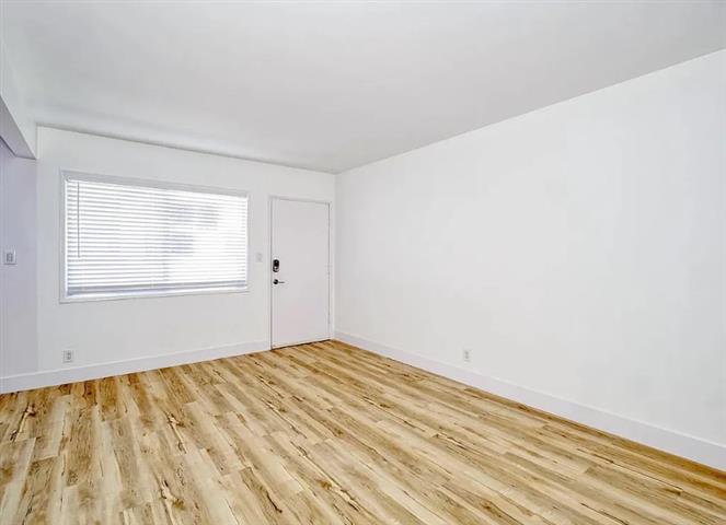 $1400 : 1Bed 1 Bath APT in Kenmore Ave image 6