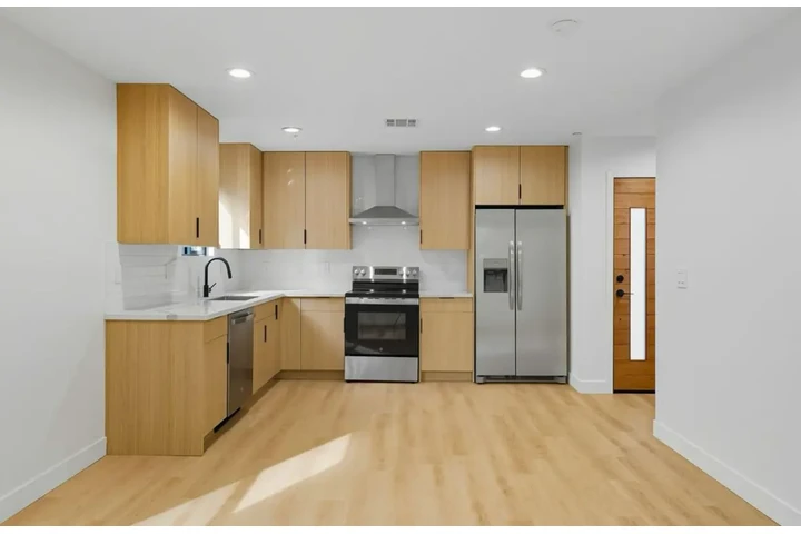 $2300 : 3 Bed Apt In Huntington Park image 3