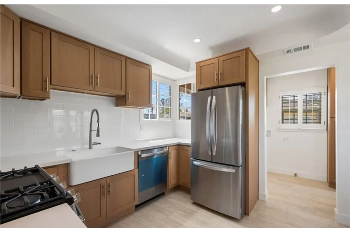 $2500 : 3 Bed 2 Bath in Degnan Blvd LA image 3