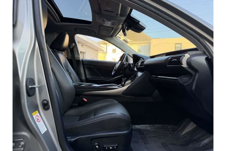 $21946 : Lexus IS 300 2018 AWD 4dr Se image 9