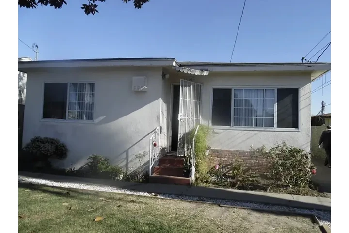 $845 : Spacious 1 bed/1 bath detached image 1