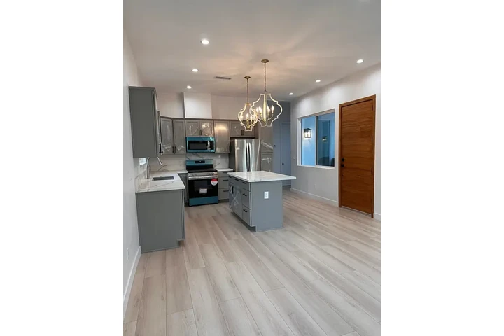$2500 : 3 bed 2 bath home in koreatown image 3