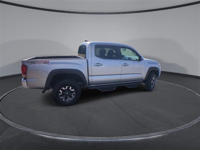 $31500 : PRE-OWNED 2017 TOYOTA TACOMA image 9