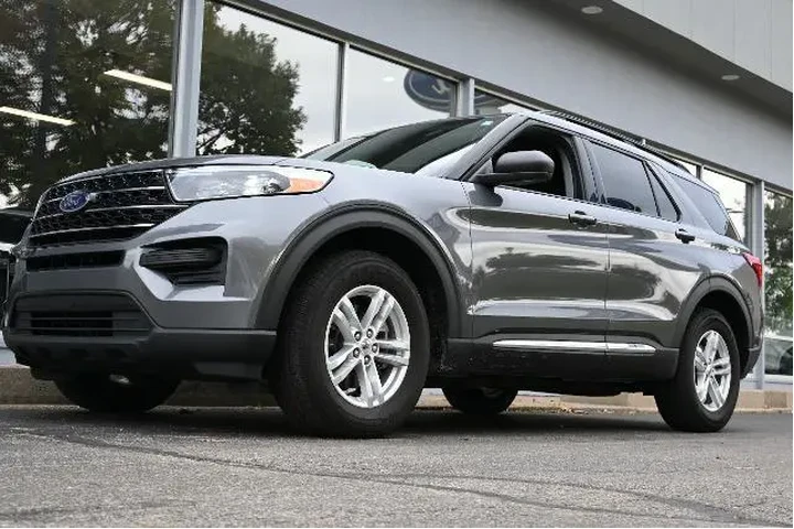 $19988 : Ford Explorer 2021 AWD XLT 4 image 1